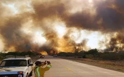 ¡Auxilio! El fuego arrasa con todo, un vehículo fue alcanzando por las voraces llamas en la Bioceánica en Roboré