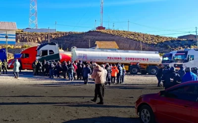 Más de 230 cisternas pudieron ingresar a territorio chileno para ir a recoger el diésel, el bloqueo en Tambo Quemado dio paso