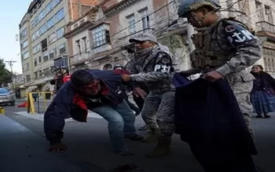 ‘Arcistas’ y ‘evistas’ chocan en un fuerte enfrentamiento en medio de dinamitas, petardos, piedras, palos y gases