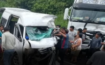 Un minibús y un Volvo chocan de frente en Villa Tunari, el conductor del vehículo de transporte de pasajeros, falleció