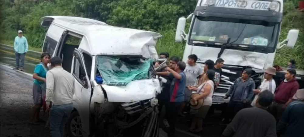 Un minibús y un Volvo chocan de frente en Villa Tunari, el conductor del vehículo de transporte de pasajeros, falleció