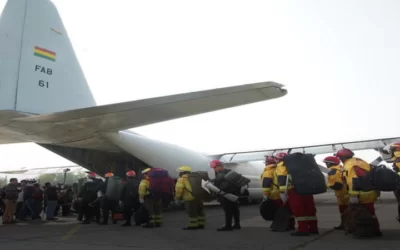 Un Hércules con un contingente de bomberos fue enviado por el presidente Arce a Santa Cruz; reiteró instructiva de contratar aviones antincendios