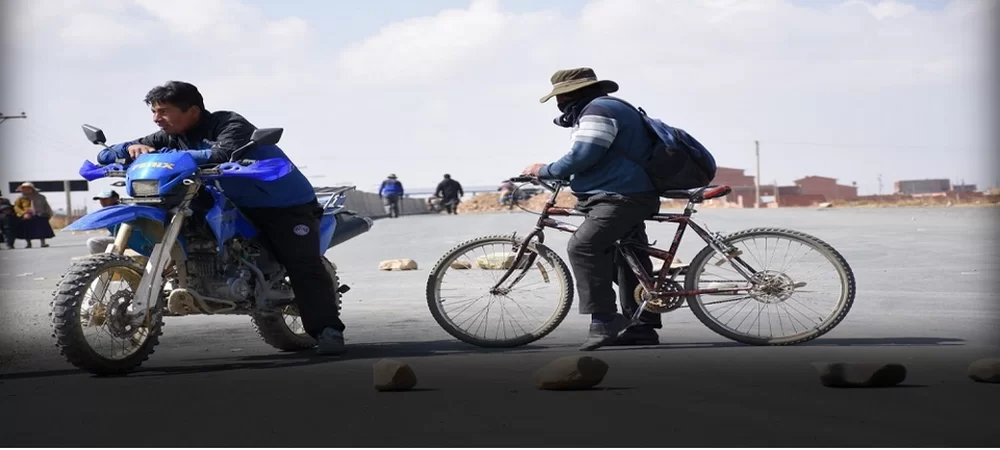 Bolivia: La ABC reporta cinco puntos de bloqueos de caminos de los Ponchos Rojos