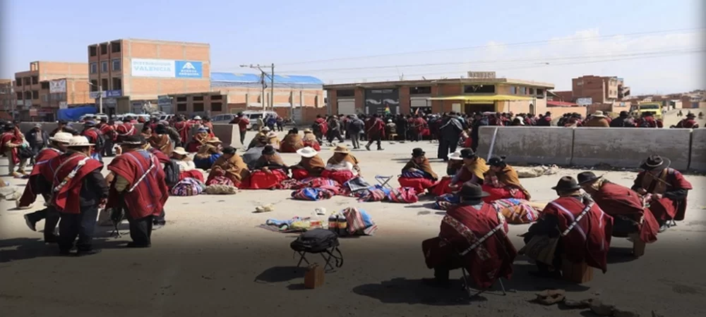 En medio de la advertencia de la dirigencia, cuatro Ponchos Rojos van a la cárcel por el bloqueo en la vía a Copacabana