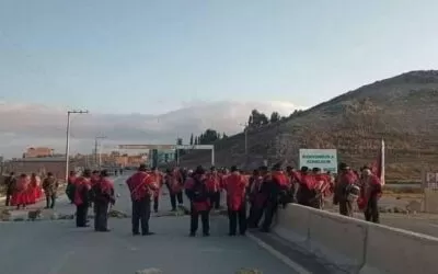 Iniciaron los bloqueos del evismo en la ruta a Copacabana, el Gobierno ratifica que hará valer los derechos constitucionales de la población