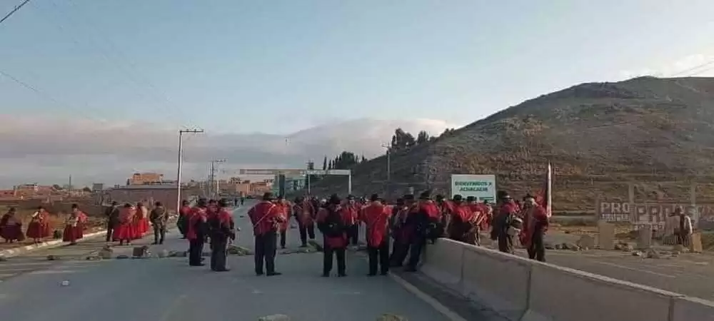 Iniciaron los bloqueos del evismo en la ruta a Copacabana, el Gobierno ratifica que hará valer los derechos constitucionales de la población