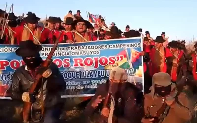 Desde algún lugar del altiplano, los Ponchos Rojos se muestran con armas de fuego pidiendo la renuncia de Luis Arce