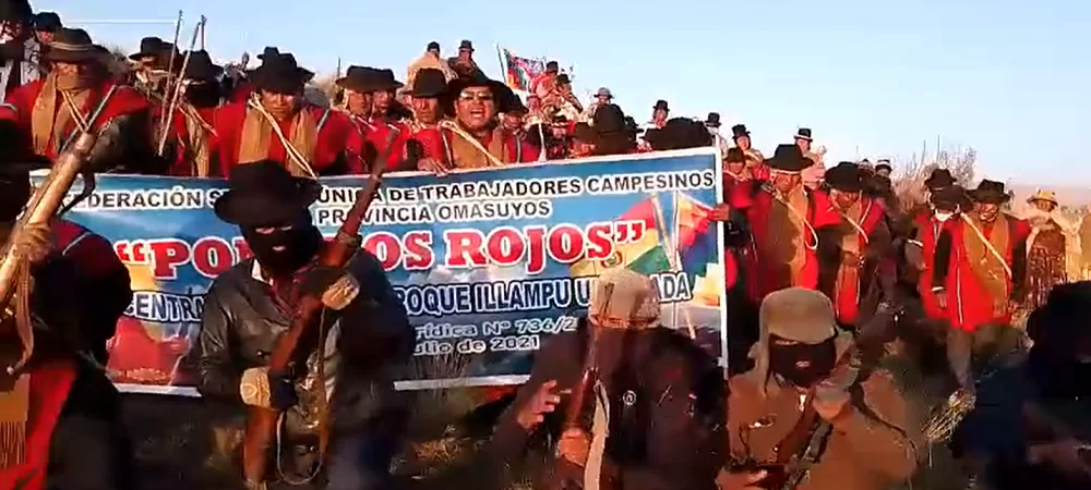 Desde algún lugar del altiplano, los Ponchos Rojos se muestran con armas de fuego pidiendo la renuncia de Luis Arce