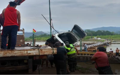 Una familia muere en Palos Blancos el minivan en el que intentaban cruzar el río su hundió al subir a un pontón, hay un desaparecido