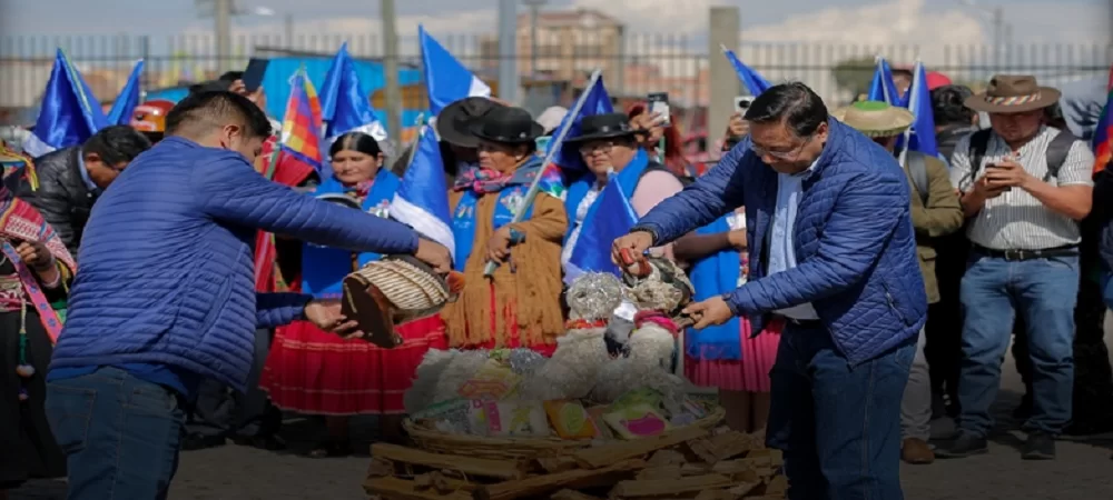 Luis Arce y Grover García ofrecieron una ‘wajta’ a la Pachamama en agradecimiento y por mejores días para el MAS