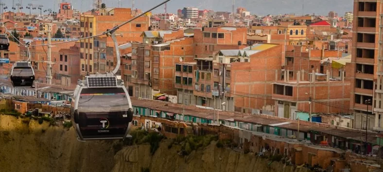 Amautas al borde del precipicio entre La Paz y El Alto se niegan a desalojar, hay riesgo de deslizamiento por lluvias