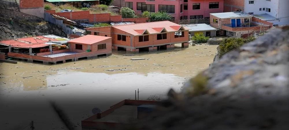 Dolor en Llojeta: padre de una niña de cinco años pide ayuda para encontrarla; 30 casas perdidas y 40 afectadas, cierran la Costanera