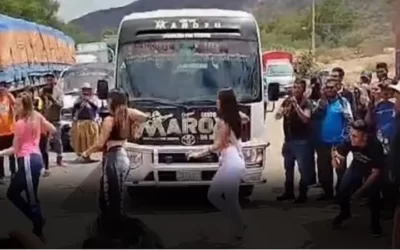 Las lindas chiquillas de Maroyu tuvieron que bailar para pasar un punto de bloqueo en Parotani-Cochabamba