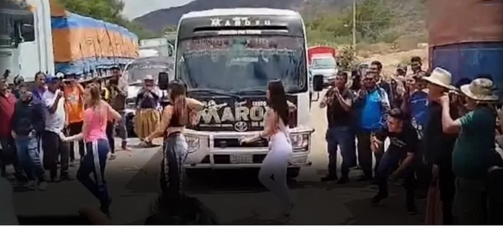 Las lindas chiquillas de Maroyu tuvieron que bailar para pasar un punto de bloqueo en Parotani-Cochabamba