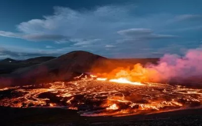 Un volcán en Islandia llena de lava la península de Reykjanes, en el suroeste de Islandia