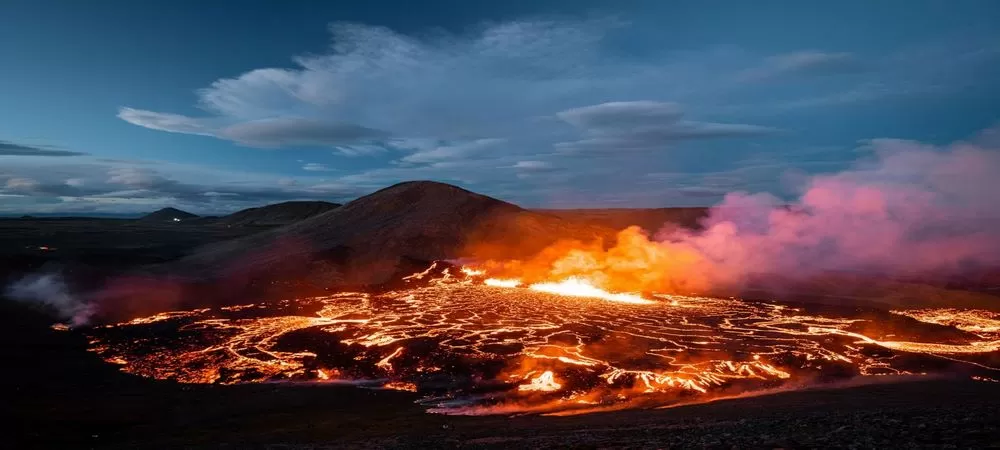 Un volcán en Islandia llena de lava la península de Reykjanes, en el suroeste de Islandia