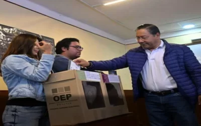 Arce, el gran ausente de la inauguración de la jornada eleccionaria, sin embargó, sufragó instando a votar