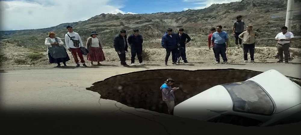 Un sifonamiento se traga un vehículo en plena vía entre Achocalla y Mallasilla, zona Sur de La Paz