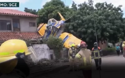 Una avioneta cae sobre una casa en Santa Cruz, el piloto se salva de milagro, pudo ser trágico