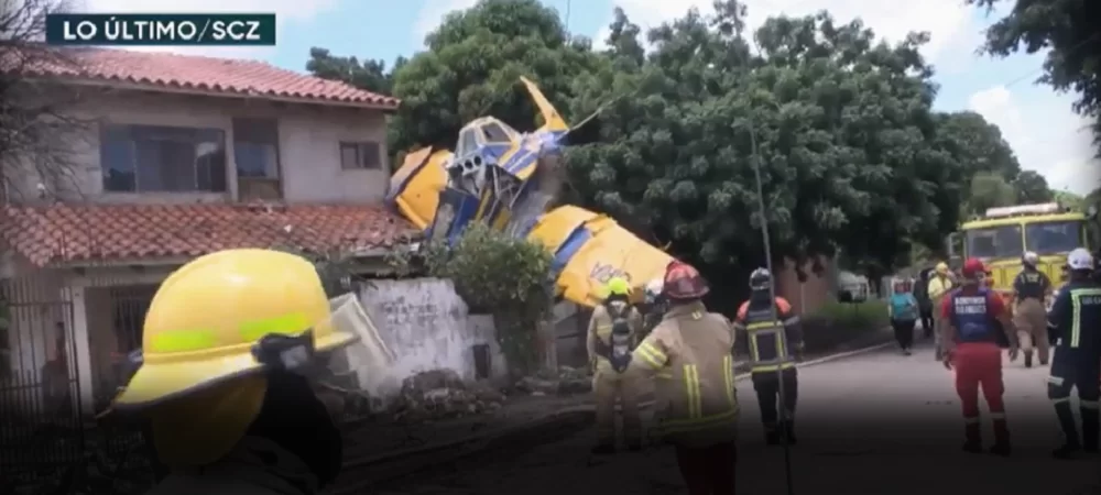 Una avioneta cae sobre una casa en Santa Cruz, el piloto se salva de milagro, pudo ser trágico