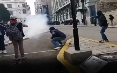 Marcha ‘evista’ reprimida en su intento de llegar hasta plaza Murillo, cercó sus inmediaciones luego de agredir a la Policía