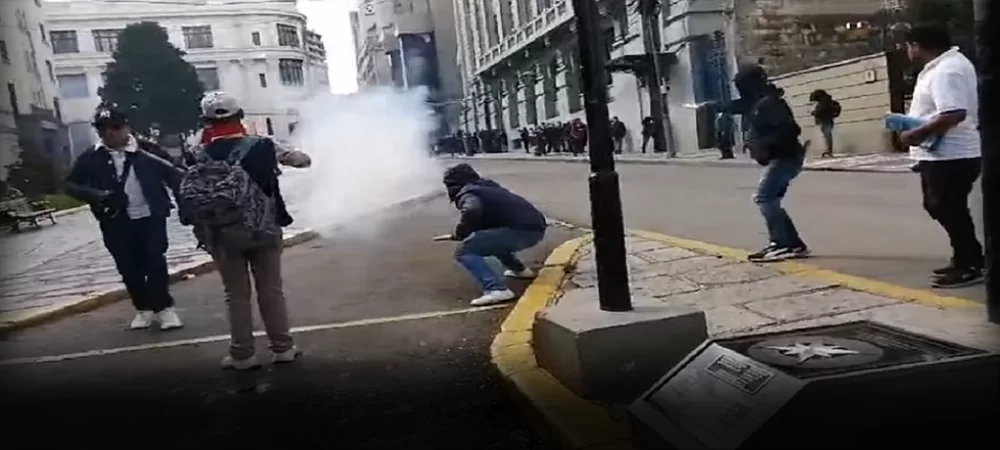 Marcha ‘evista’ reprimida en su intento de llegar hasta plaza Murillo, cercó sus inmediaciones luego de agredir a la Policía