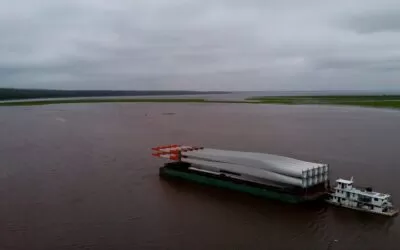 Bolivia reactiva la Hidrovía Paraguay-Paraná con el descargue de 10 de 30 torres eólicas de 30 a 140 ton de ENDE