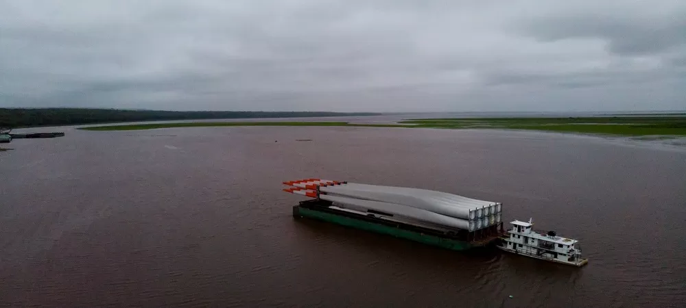 Bolivia reactiva la Hidrovía Paraguay-Paraná con el descargue de 10 de 30 torres eólicas de 30 a 140 ton de ENDE