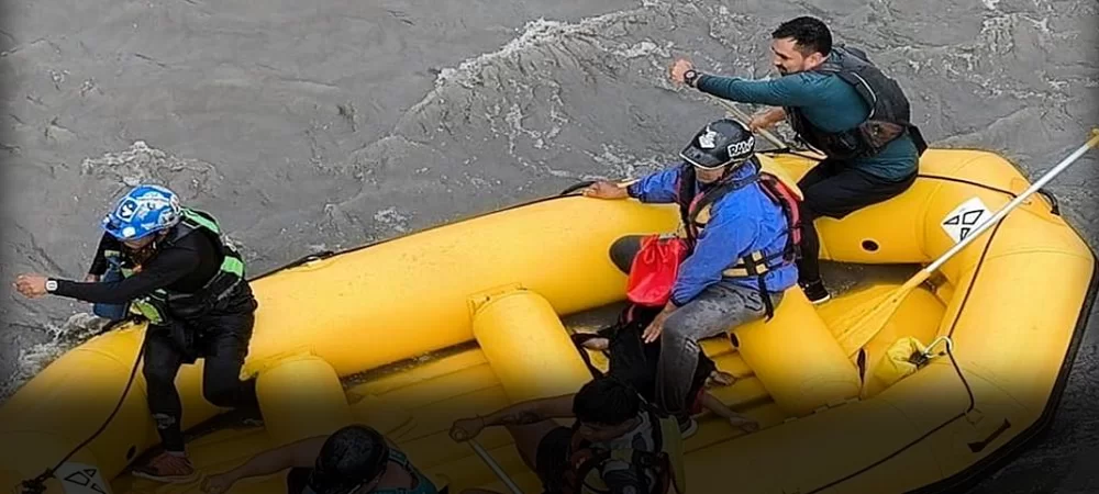 Tragedia en Cochabamba: Una camioneta cae por un barranco hasta un río, hay desparecidos