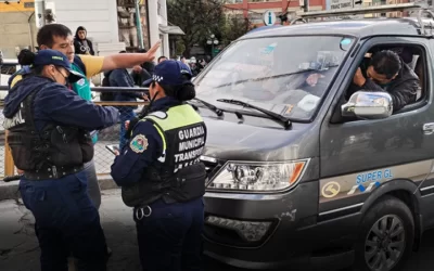 La Paz: Estalla la violencia de choferes en contra de guardias municipales, en medio de puñetes y patadas por imponer una tarifa arbitraria