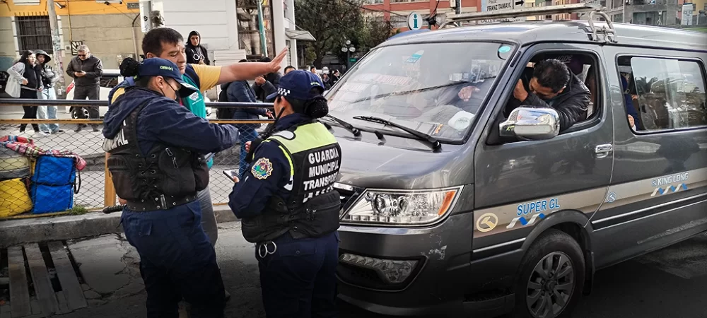 La Paz: Estalla la violencia de choferes en contra de guardias municipales, en medio de puñetes y patadas por imponer una tarifa arbitraria