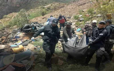 Trágico: un bus se embarranca unos 800 mts y causa la muerte de 28 personas, 14 heridos entre Oruro-Potosí