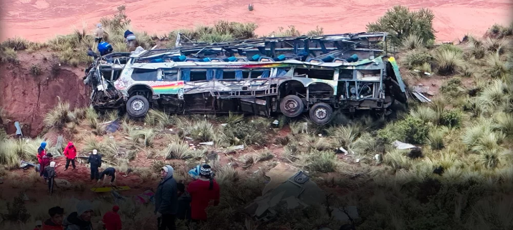 Trágico Carnaval: 31 muertos en choque frontal entre una vagoneta y un bus en la vía Oruro-Potosí