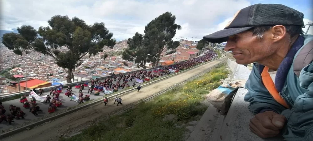 Choferes alteños y ‘ponchos rojos’ sitiaron La Paz y El Alto; exigieron combustibles y en contra del alza de la canasta familiar