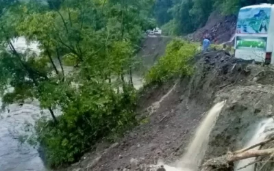 Derrumbes en la vía Cochabamba-Santa Cruz ponen en riesgo a pasajeros, el tramo está interrumpido, reportan una mujer muerta