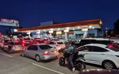 El anuncio de Luis Arce no se cumplió, las filas por combustibles son interminables en las ciudades del eje