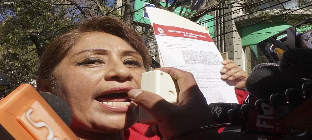 Ruth Nina de PAN-Bol intentó inscribir la lista de candidatos presidida por Evo Morales, pero el TSE la rechazó