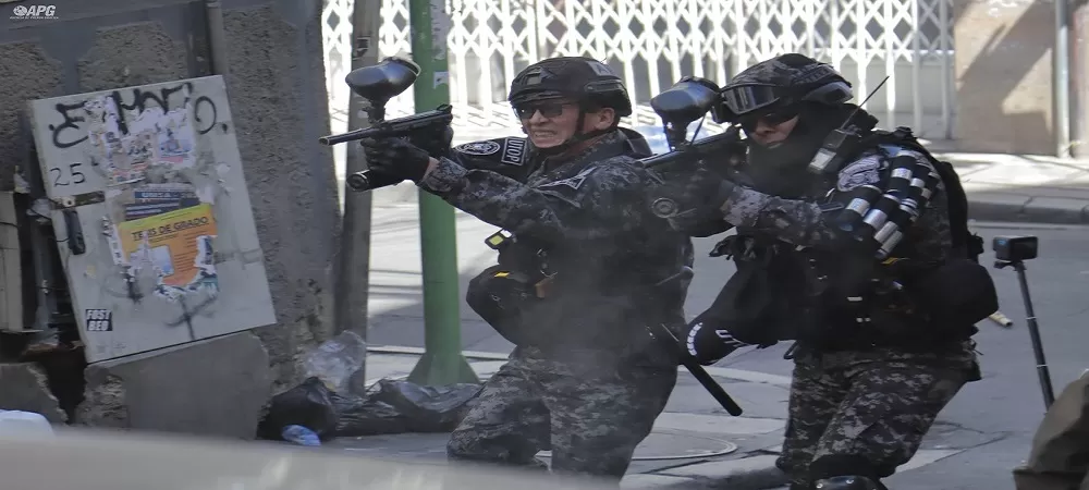 Dura represión de la Policía antimotines a ‘evistas’ que pretendieron ingresar a Km 0; buscan a toda costa habilitar a Evo
