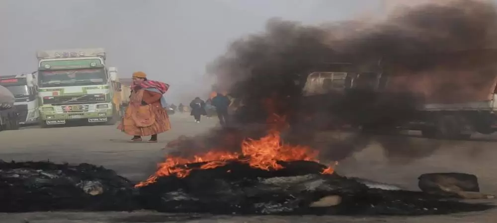 Bloqueos en la ruta La Paz-Perú por combustibles; ‘evistas’ toman la vía Cochabamba-Sucre por Evo Morales