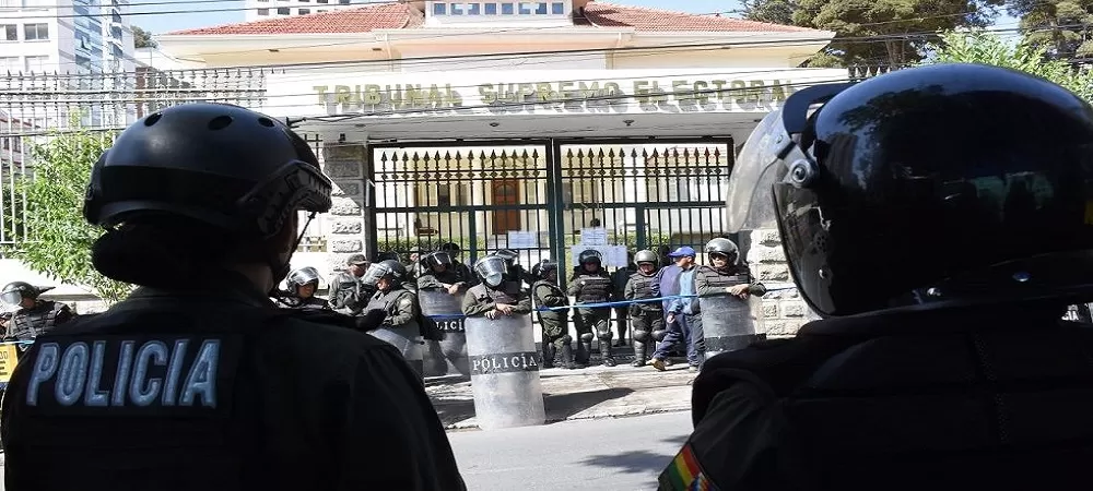 Ante los aprestos de movilizaciones, una guardia policial custodia el OEP en La Paz