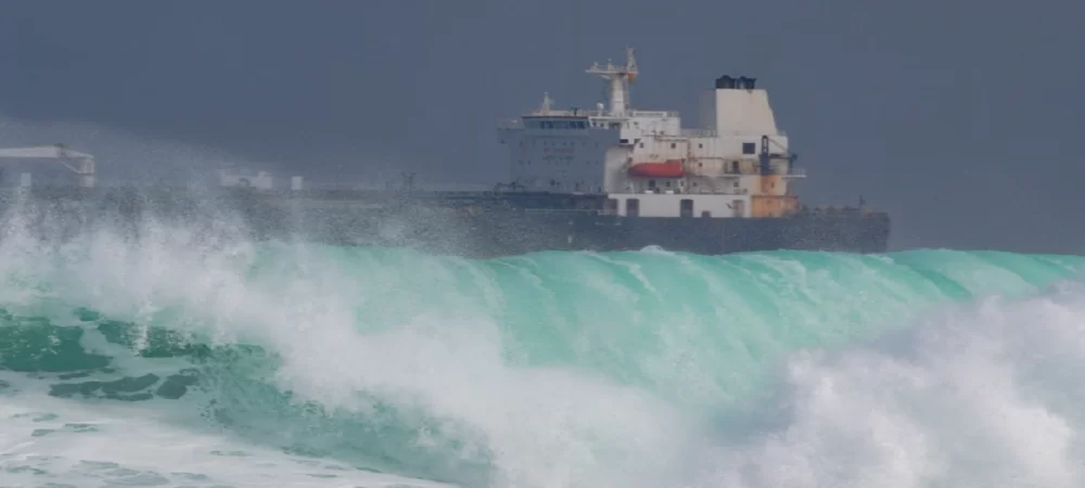 Las olas en Arica superan los 2 metros, no están dadas las condiciones para descargar, el combustible tardará en llegar a Bolivia