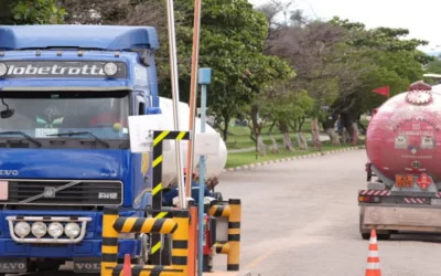 De enero a la fecha, YPFB despachó más de 400 MM de litros de diésel y gasolina, cuatro buques esperan en Chile descargue