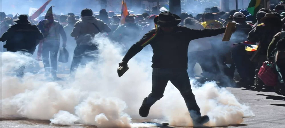 Fuerte represión, dos perímetros de los antimotines en plaza Abaroa cedieron, retrocedieron por la multitud ‘evista’