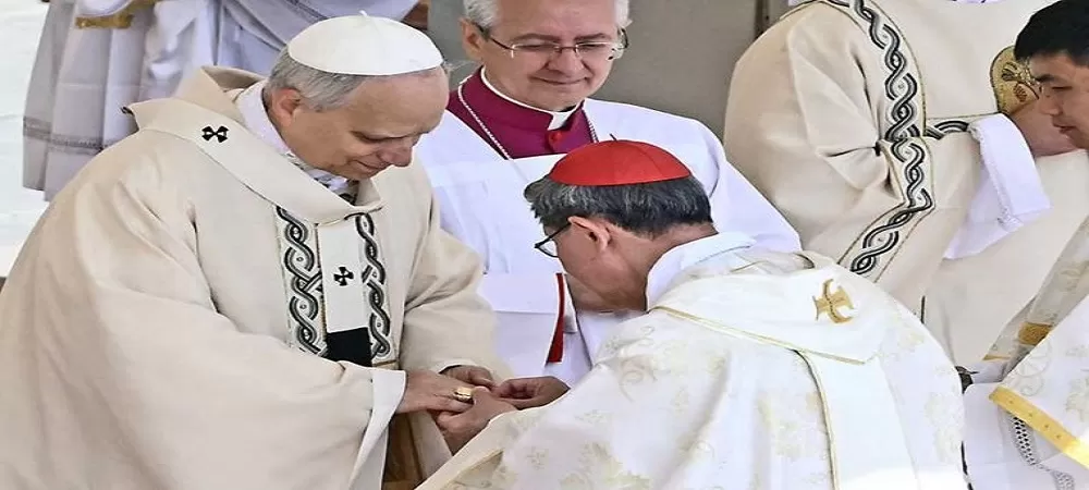 Emocionado, León XIV recibe los símbolos del poder pontificio, el palio y el Anillo del Pescador
