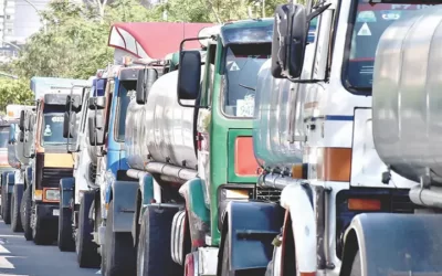 Marejada en Arica impide que YPFB descargue combustibles en Sica Sica, las filas retornan en un problema recurrente