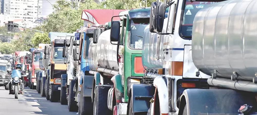 Marejada en Arica impide que YPFB descargue combustibles en Sica Sica, las filas retornan en un problema recurrente