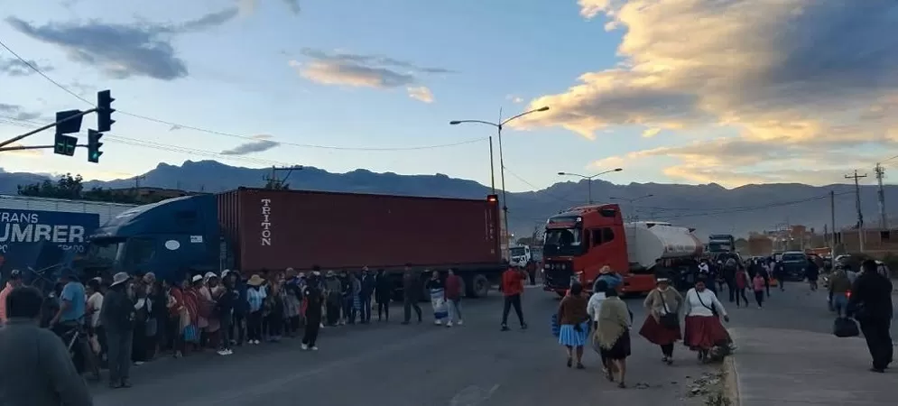 Gobierno reporta nueve puntos de bloqueos en Cochabamba y otro entre La Paz-Copacabana